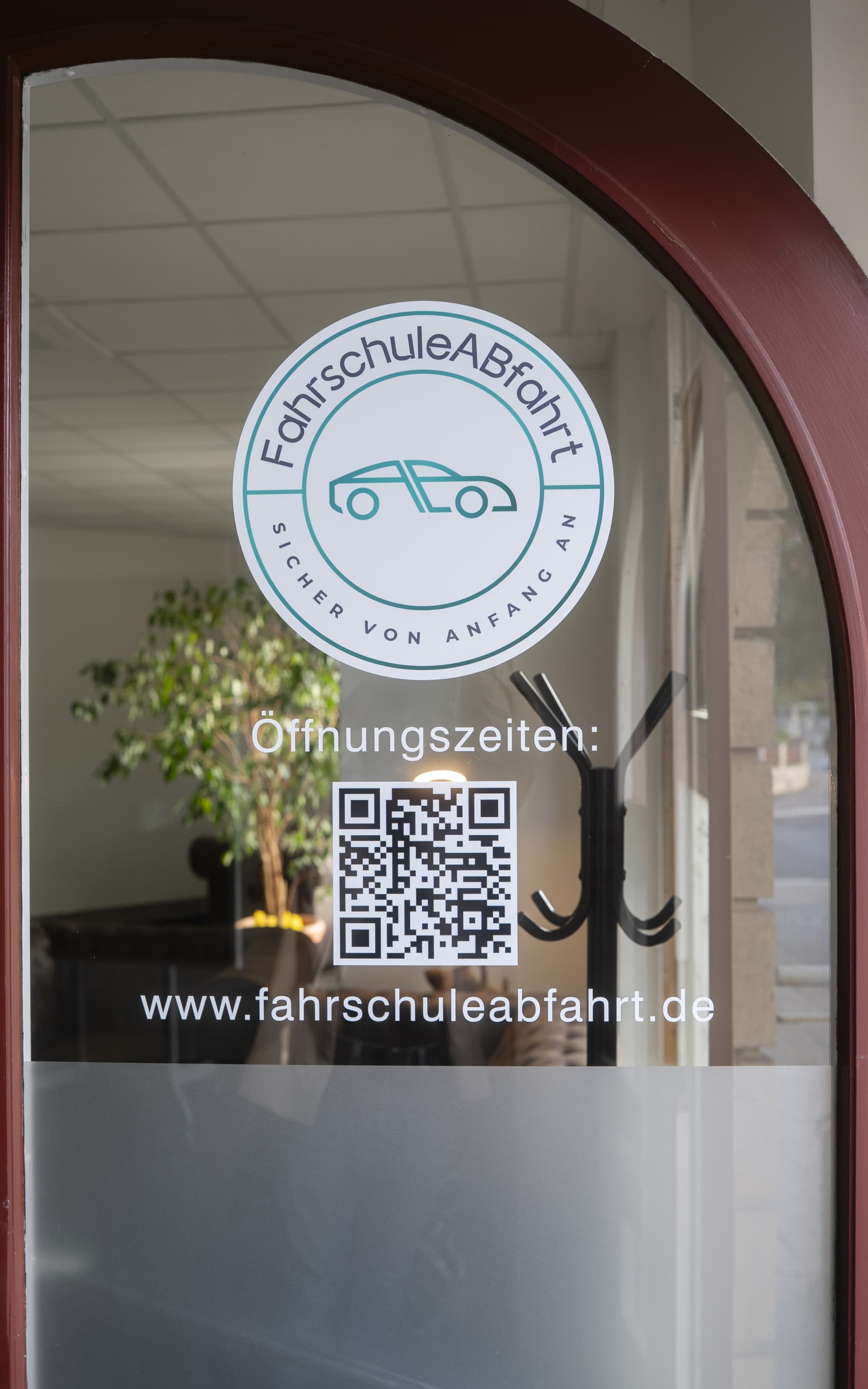 Unsere Eingangstür mit Fahrschullogo und QR Code