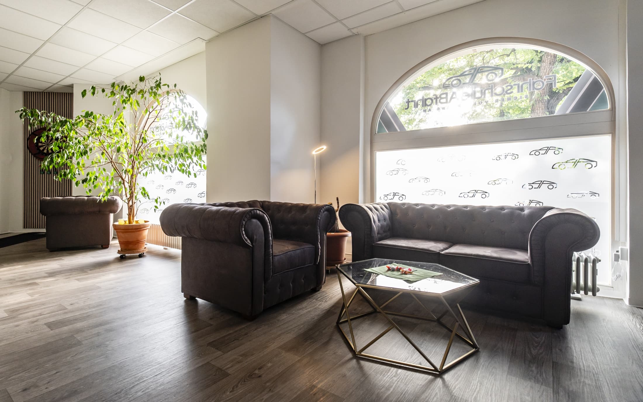 Unser Eingangsbereich mit Sofa und Sessel für unsere Fahrschüler*innen