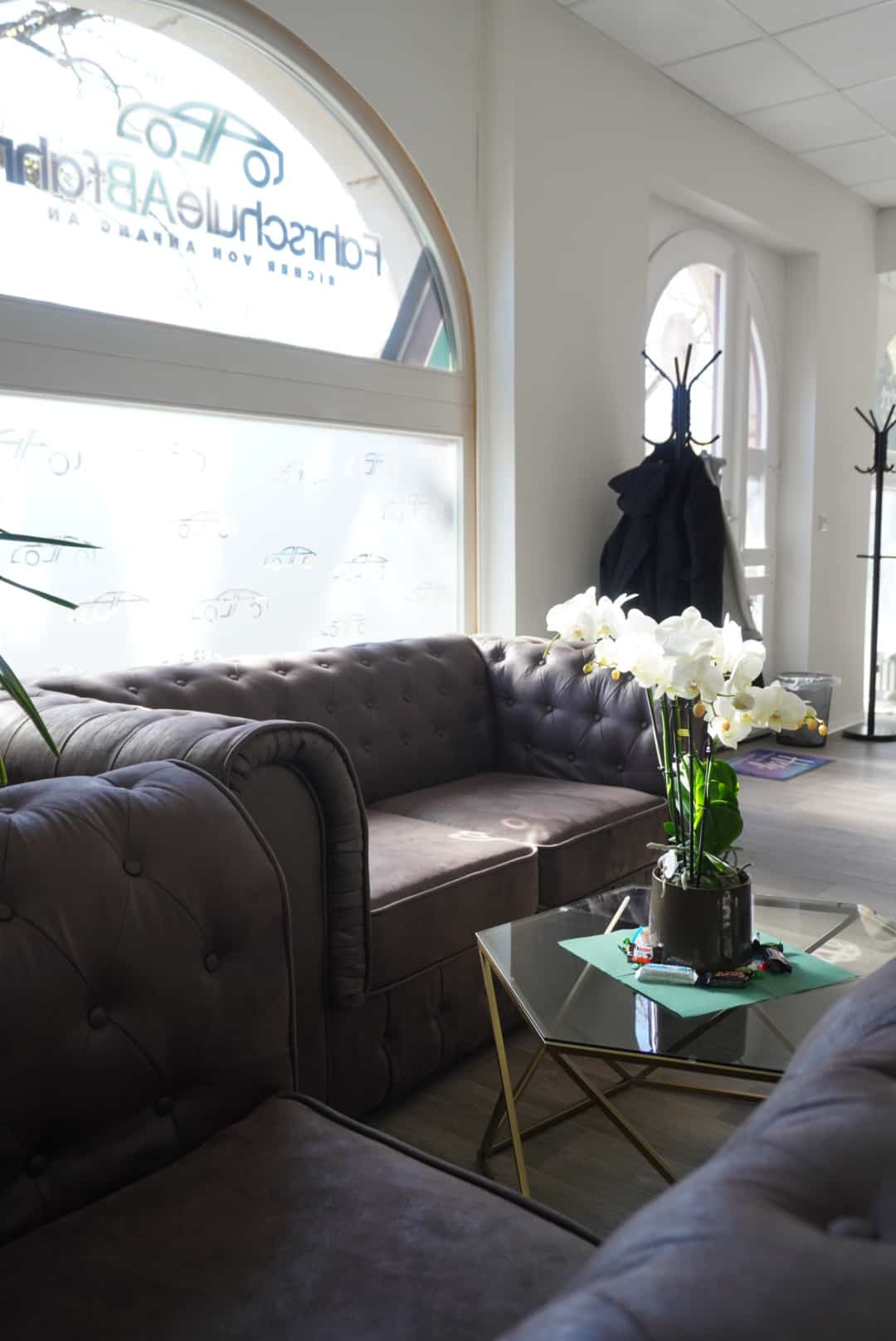 Die Anmeldecouch mit Orchidee der Fahrschule ABfahrt